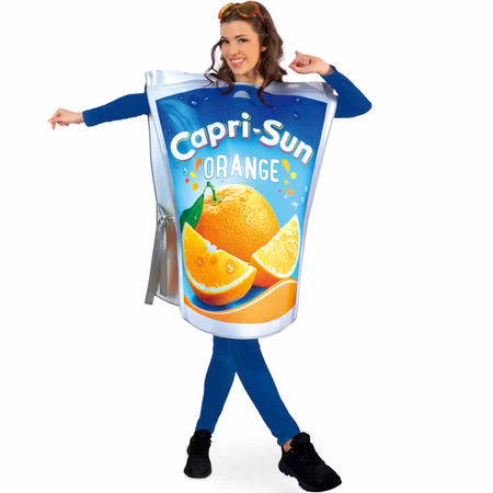 Capri Sun Kostüm Getränk Capri Sonne Orange für Erwachsene Einheitsgröße Spaßkostüm witzige Kostüme JGA Fasching Karneval Mottoparty Lizenzkostüm Frau im Capru Sun Kostüm von Vorne.