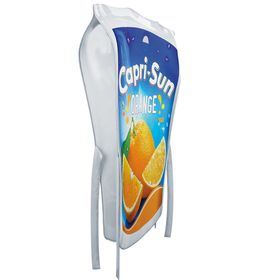Frau im Capri-Sun-Orange-Kostüm, blaue Leggings und schwarze Schuhe, frontal auf weißem Hintergrund.