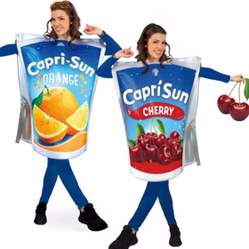 Capri Sun Orange Cherry Kostüm Varianten Zwei Frauen tragen die Capri Sun Kostüme in den Varianten Orange und Cherry als farbenfrohes Paar- oder Gruppenkostüm.