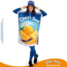 Frau im Capri-Sun-Orange-Kostüm, blaue Leggings und schwarze Schuhe, frontal auf weißem Hintergrund.