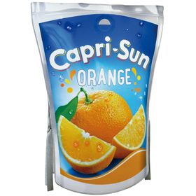 Frau im Capri-Sun-Orange-Kostüm, blaue Leggings und schwarze Schuhe, frontal auf weißem Hintergrund.