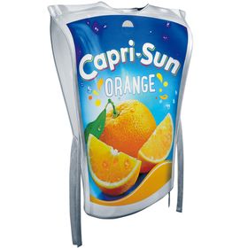 Frau im Capri-Sun-Orange-Kostüm, blaue Leggings und schwarze Schuhe, frontal auf weißem Hintergrund.