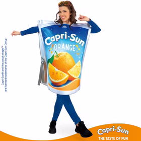 Capri Sun Kostüm Getränk Capri Sonne Orange für Erwachsene Einheitsgröße Spaßkostüm witzige Kostüme JGA Fasching Karneval Mottoparty Lizenzkostüm Frau im Capru Sun Kostüm von Vorne mit Legal Line "Capri-Sun® and the pouch shape™ are licensed trademarks of the Capri Sun Group".
