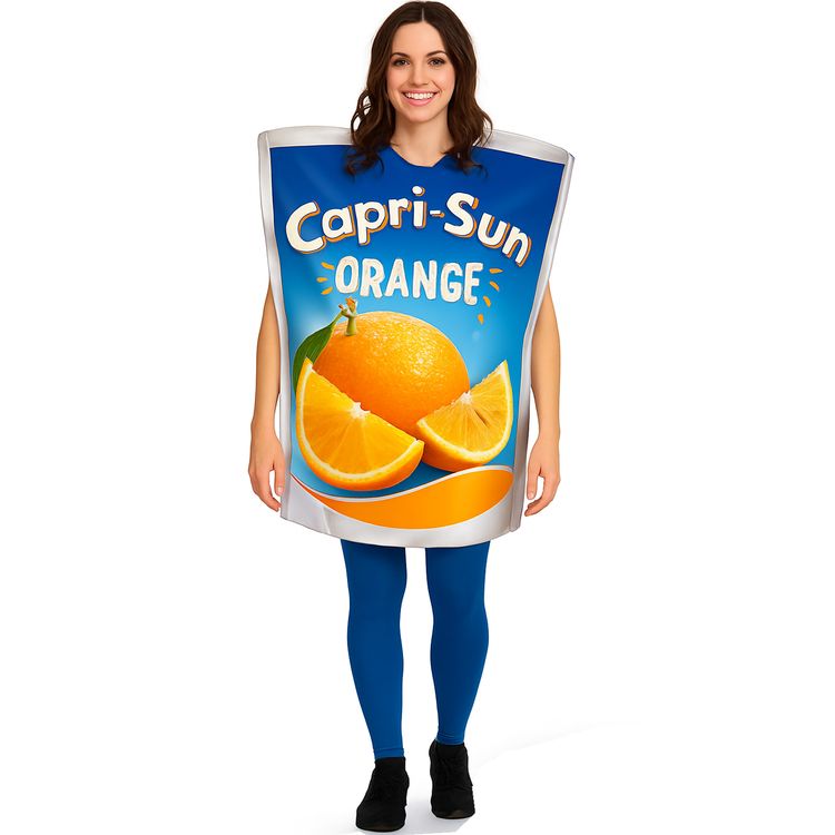 Frau im Capri-Sun-Orange-Kostüm, blaue Leggings und schwarze Schuhe, frontal auf weißem Hintergrund.