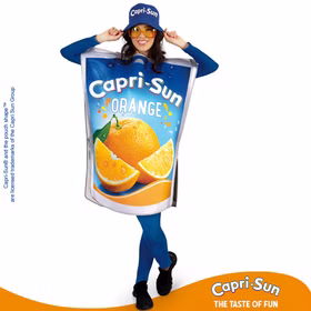 Capri Sun Kostüm Getränk Capri Sonne Orange für Erwachsene Original Lizenzartikel Kostüm-Zubehör Fasching Karneval Mottoparty Sommerhut Partyhut Frau trägt ein Original Capri-Sun® Kostüm mit dem Original Lizenz Capri-Sun® Fischerhut von Vorne.