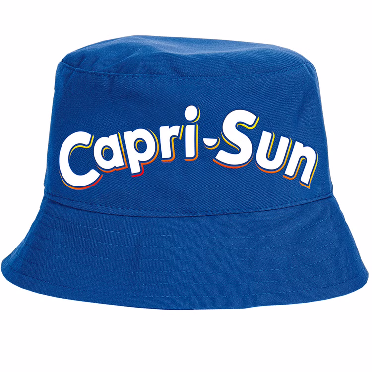 Capri Sun Kostüm Getränk Capri Sonne Orange für Erwachsene Original Lizenzartikel Kostüm-Zubehör Fasching Karneval Mottoparty Sommerhut Partyhut Original Lizenz Capri-Sun® Fischerhut in blauer Farbe mit Aufdruck von Vorne und weißem Hintergrund.