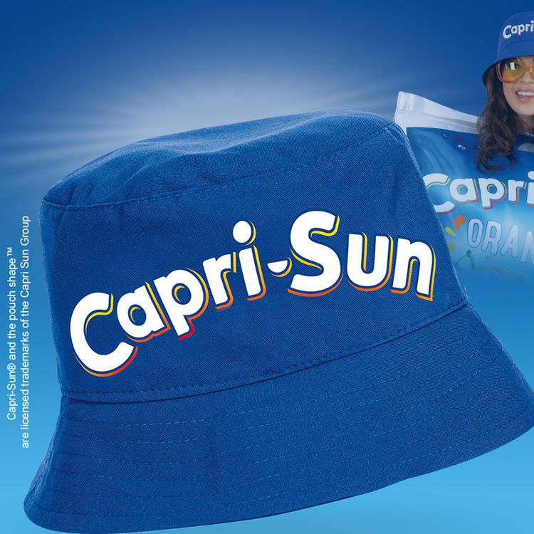 Original Lizenz Capri-Sun® Fischerhut in blauer Farbe mit Aufdruck von Vorne und weißem Hintergrund.