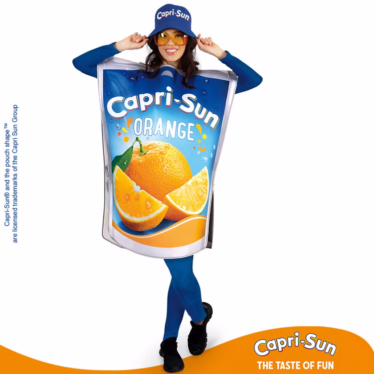 Capri Sun Kostüm Getränk Capri Sonne Orange für Erwachsene Original Lizenzartikel Kostüm-Zubehör Fasching Karneval Mottoparty Sommerhut Partyhut Frau trägt ein Original Capri-Sun® Kostüm mit dem Original Lizenz Capri-Sun® Fischerhut von Vorne.