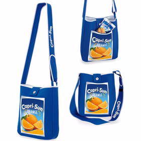 Capri Sun Handtasche Getränk Capri Sonne Orange Tasche für Erwachsene 28 x 34 cm Kostüm-Zubehör Tasche für den Alltag Fasching Karneval Mottoparty Lizenzartikel Drei Ansichten der blauen Capri-Sun-Umhängetasche „Orange“ mit Fronttasche und verstellbarem Schultergurt.