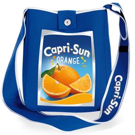 Vorderansicht: blaue Capri-Sun-Tasche „Orange“ mit Druckknopf-Lasche und breitem, verstellbarem Gurt.