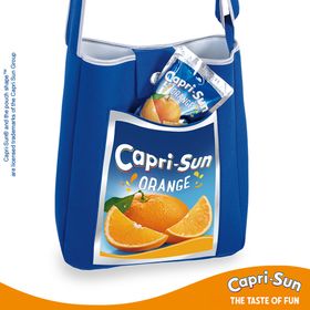 Vorderansicht: blaue Capri-Sun-Tasche „Orange“ mit Druckknopf-Lasche und breitem, verstellbarem Gurt.