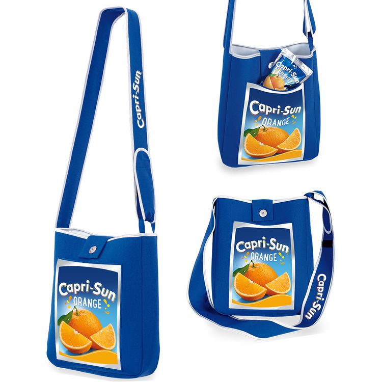 Vorderansicht: blaue Capri-Sun-Tasche „Orange“ mit Druckknopf-Lasche und breitem, verstellbarem Gurt.