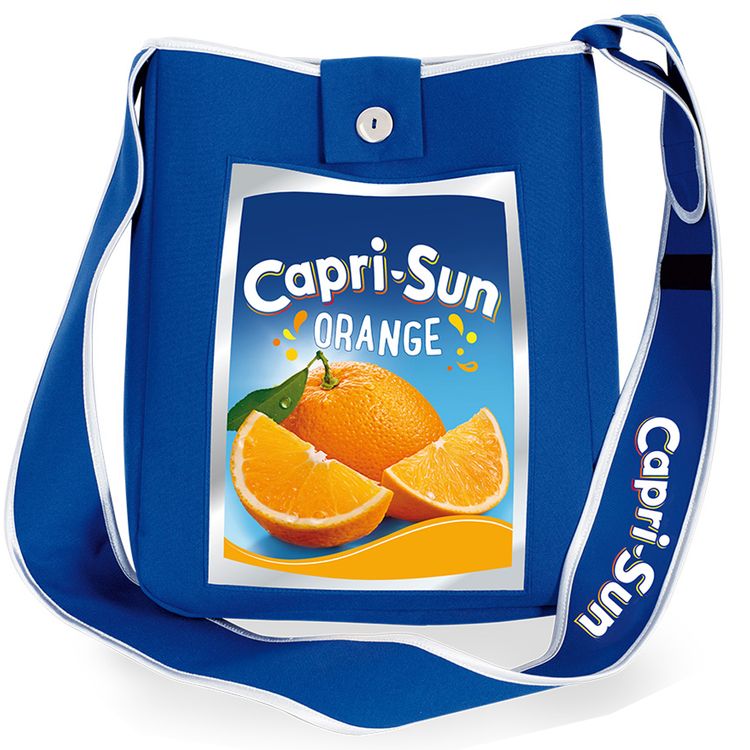 Vorderansicht: blaue Capri-Sun-Tasche „Orange“ mit Druckknopf-Lasche und breitem, verstellbarem Gurt.