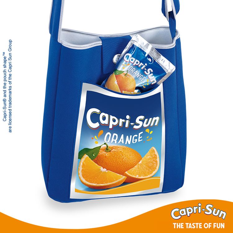 Vorderansicht: blaue Capri-Sun-Tasche „Orange“ mit Druckknopf-Lasche und breitem, verstellbarem Gurt.