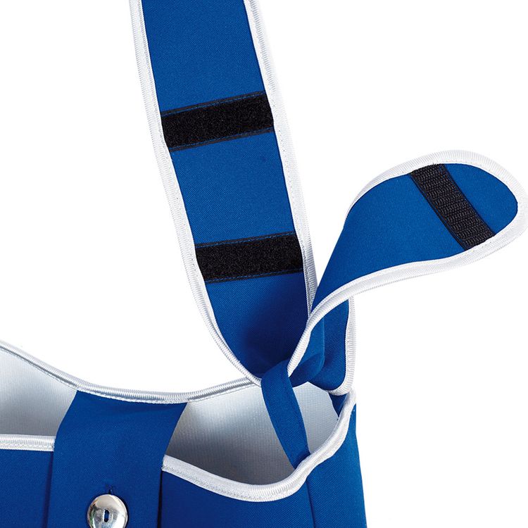 Vorderansicht: blaue Capri-Sun-Tasche „Orange“ mit Druckknopf-Lasche und breitem, verstellbarem Gurt.