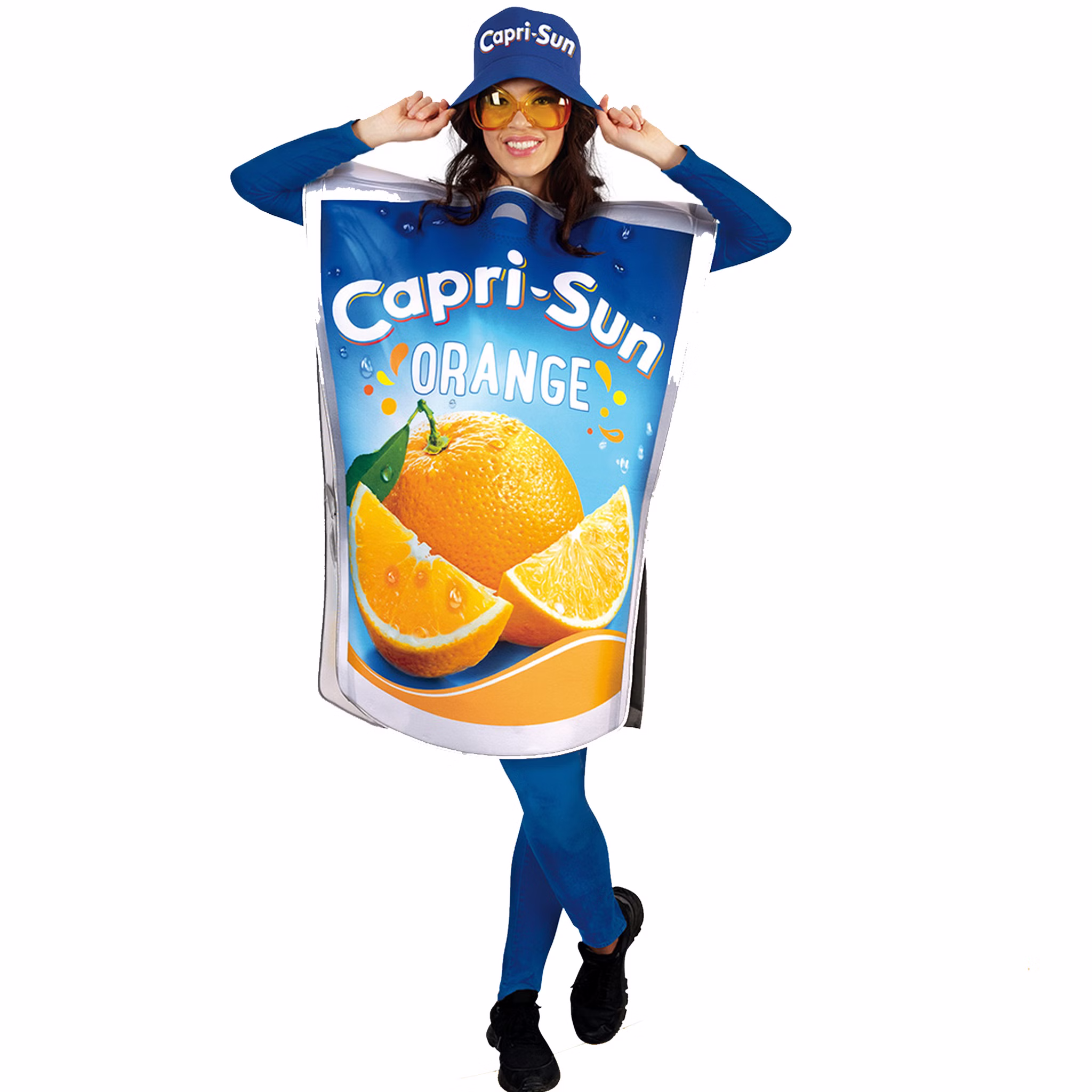 Frau im Capri-Sun® Orange Kostüm mit Tunika und Hut – witziges Getränkekostüm für Erwachsene.