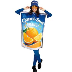 Frau im Capri-Sun® Orange Kostüm mit Tunika und Hut – witziges Getränkekostüm für Erwachsene.