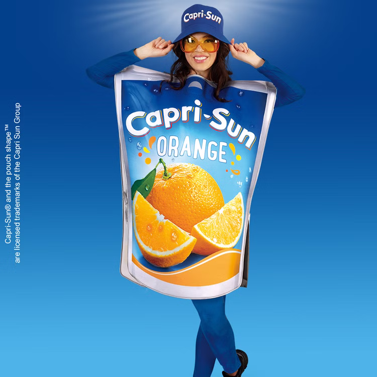 Capri Sun Kostüm Leckeres Getränk Capri Sonne Orange inkl. Hut für Erwachsene Einheitsgröße Spaßkostüm witzige Kostüme JGA Fasching Karneval Mottoparty Lizenzkostüm Detailaufnahme des passenden Fischerhuts mit Capri-Sun® Logo.