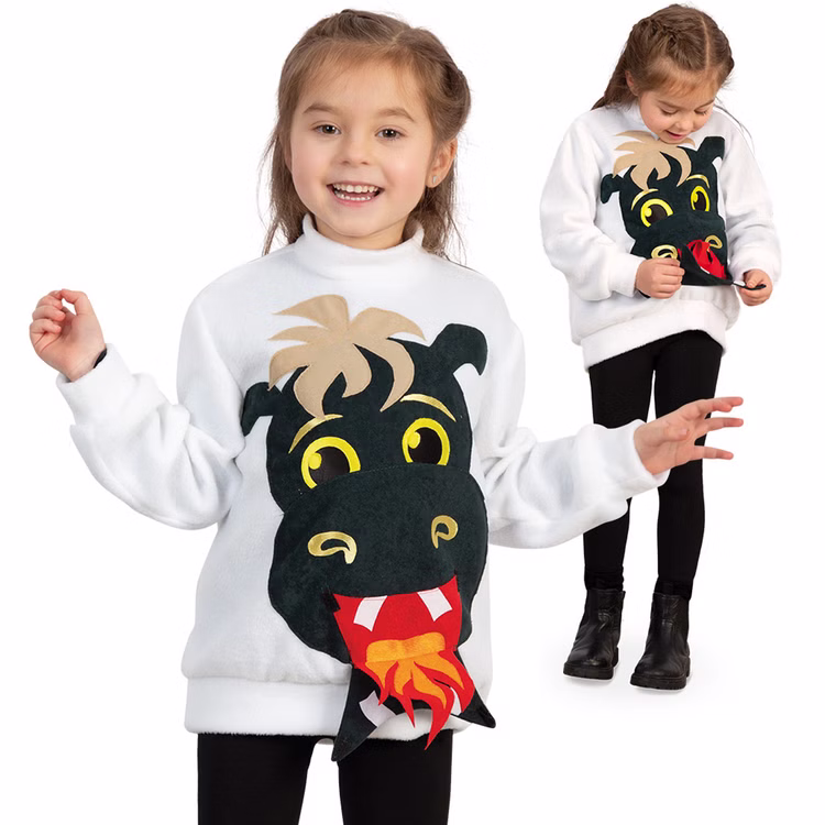 Feuerdrache Pullover Drachen Kostüm mit Bauchtasche für Kinder Gr. 104-128 Drachenkostüm Ritterkostüm Kostüm-Zubehör Fasching Karneval Mottoparty Rollenspiel Kind trägt weißen Pullover mit Drachenmotiv und aufklappbarem Maul, fröhlich lachend.
