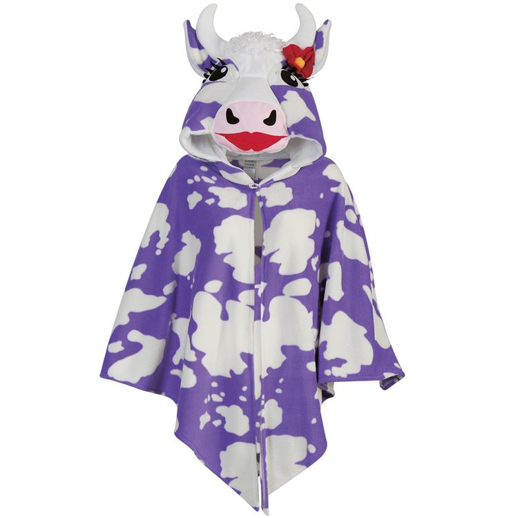 Frau trägt ein lila-weißes Kuh Cape mit Kapuze und Hörnern, sie lächelt und schaut nach unten.