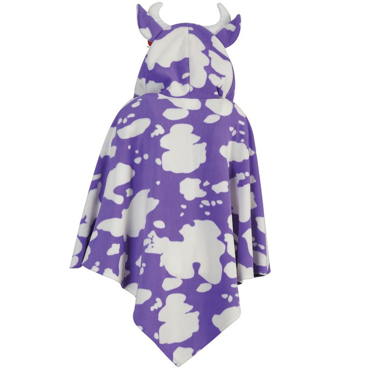 Frau trägt ein lila-weißes Kuh Cape mit Kapuze und Hörnern, sie lächelt und schaut nach unten.