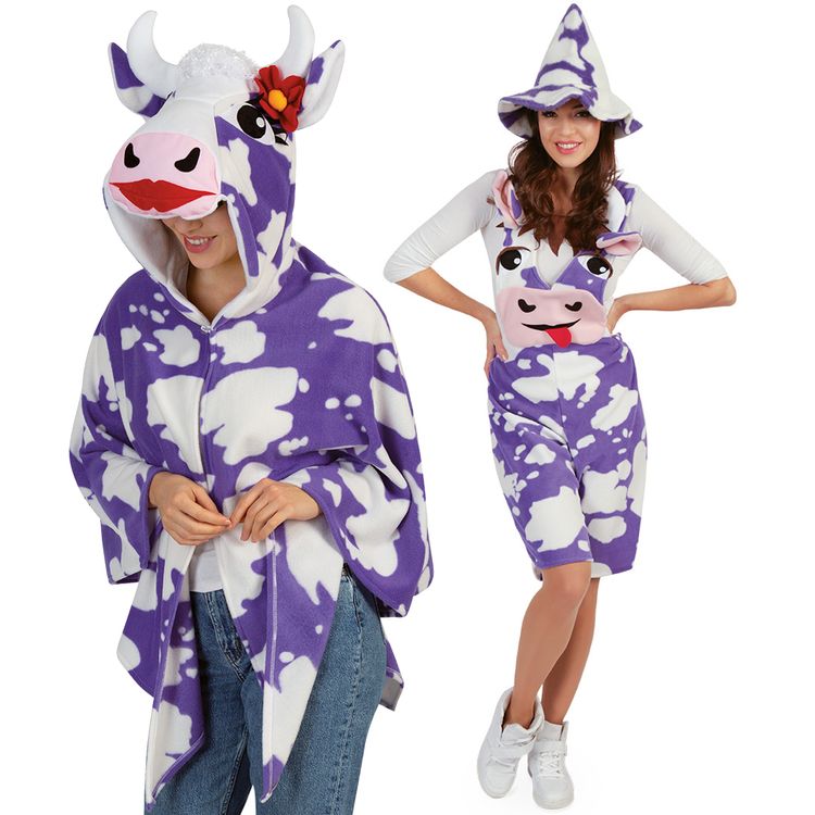 Frau trägt ein lila-weißes Kuh Cape mit Kapuze und Hörnern, sie lächelt und schaut nach unten.