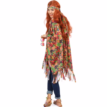 Hippie Kostüm Joan Bunter Poncho mit Stirnband Boho-Stil für Damen Einheitsgröße 70er Jahre Kostüm Fasching Karneval Mottoparty Schlagermove Frau im bunten Hippie-Poncho mit Stirnband; Blick über die Schulter, Fransen, Jeans und Sandalen.