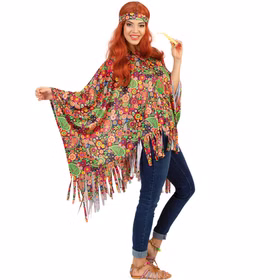 Hippie Kostüm Joan Bunter Poncho mit Stirnband Boho-Stil für Damen Einheitsgröße 70er Jahre Kostüm Fasching Karneval Mottoparty Schlagermove Frau zeigt Poncho mit ausgestreckten Armen; 70er-Muster, Fransen, Stirnband, Jeans.