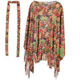 Frau im bunten Hippie-Poncho mit Stirnband; Blick über die Schulter, Fransen, Jeans und Sandalen.