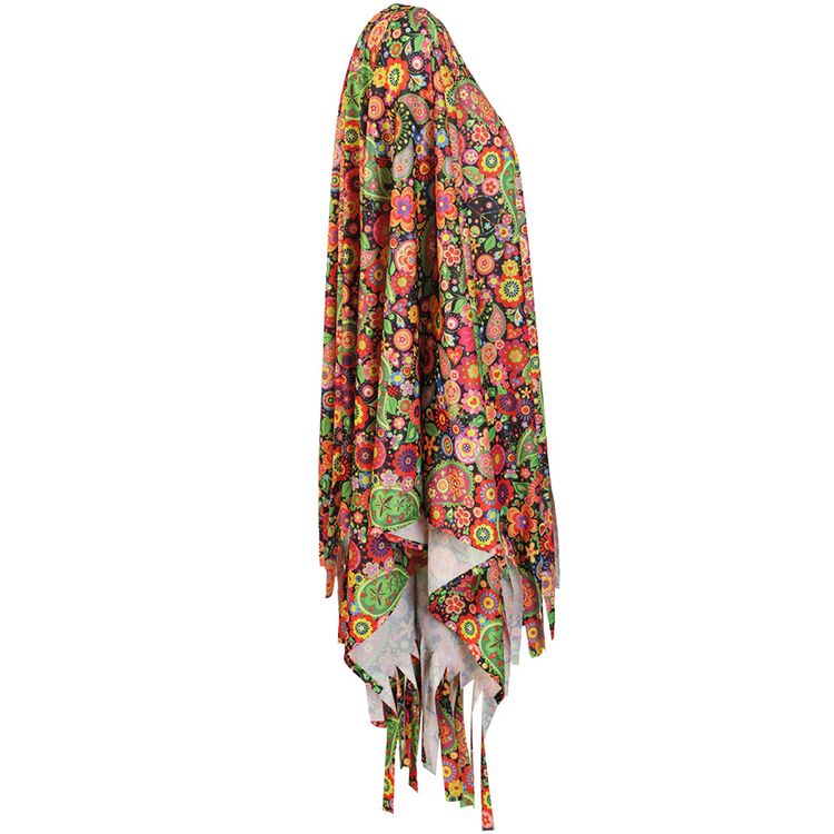 Hippie Kostüm Joan Bunter Poncho mit Stirnband Boho-Stil für Damen Frau im bunten Hippie-Poncho mit Stirnband; Blick über die Schulter, Fransen, Jeans und Sandalen.