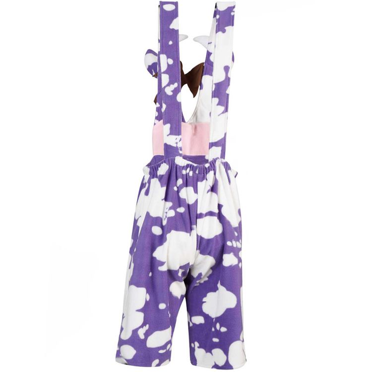 Kuh Kostüm Milky Latzhose Weiß Lila für Damen Dame in lilafarbener Kuh-Latzhose mit witzigem Kuhgesicht und Hut posiert fröhlich.