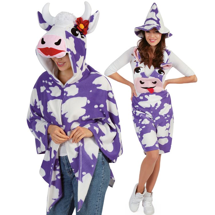 Kuh Kostüm Milky Latzhose Weiß Lila für Damen Dame in lilafarbener Kuh-Latzhose mit witzigem Kuhgesicht und Hut posiert fröhlich.