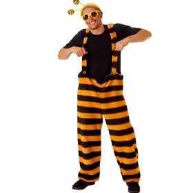 Mann trägt eine Latzhose mit schwarz-gelben Querstreifen als Biene verkleidet von Vorne.