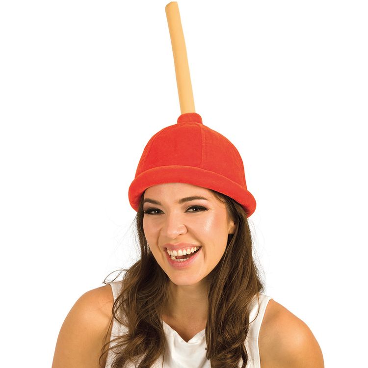 Frau trägt roten Pömpel-Hut und hebt überrascht die Arme nach oben.