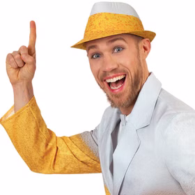 Bier Hut Trilby Hut Pils Kühles Blondes KW 59 cm für Herren Kostüm-Zubehör Fedora Fasching Karneval JGA Männertag Herrentag Mottoparty Party-Outfit Mann mit Bierhut – Fröhlicher Mann trägt den Bier Trilby Hut passend zum Kostüm.