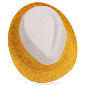 Hut Detailaufnahme – Gelb-weißer Trilby Hut mit Schaumkronen-Optik und sprudelndem Bierdesign
