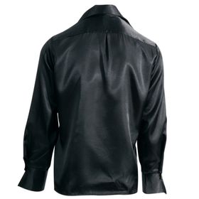 Mann im schwarzen Rüschenhemd mit schwarzer Stoffhose, schwarzem Zylinder und Sonnenbrille von Vorne