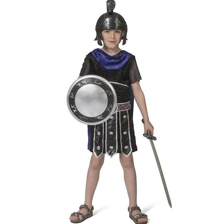 Kind im Gladiator-Kostüm mit schwarzer Tunika, lila Umhang, Helm, Schild und Schwert von Vorne.