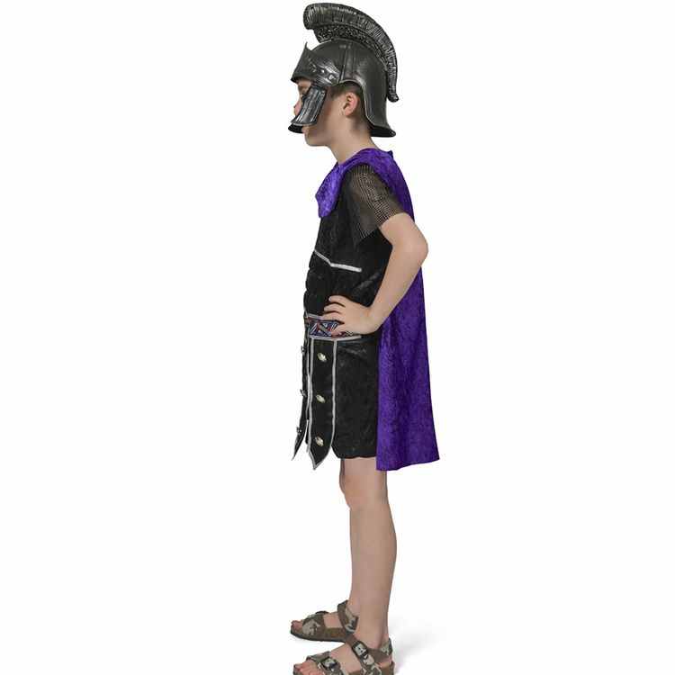 Kind im Gladiator-Kostüm mit schwarzer Tunika, lila Umhang, Helm, Schild und Schwert von Vorne.