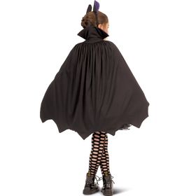 Mädchen im Fledermaus Kostüm mit zweifarbigem Umhang zum Wenden und Fledermaus-Haarreif seitlich von Vorne.