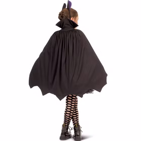 Mädchen im Fledermaus Kostüm mit zweifarbigem Umhang zum Wenden und Fledermaus-Haarreif von Hinten.