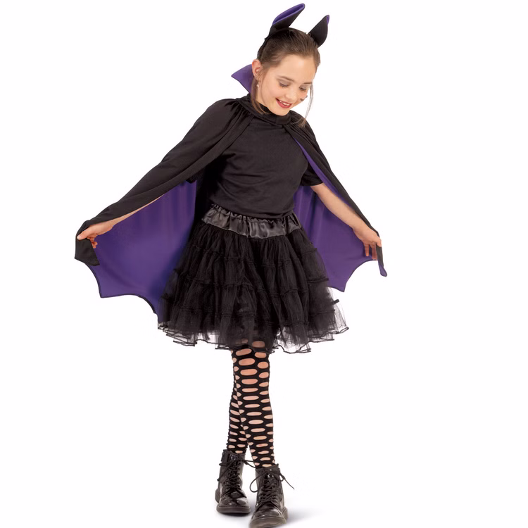Fledermaus Kostüm Fipsy Umhang zweifarbig & Haarreif Halloween für Kinder Einheitsgröße Tier Tierkostü DIY-Kostüm Fasching Karneval Mottoparty Kindergeburtstag Halloween-Party Mädchen im Fledermaus Kostüm mit zweifarbigem Umhang zum Wenden und Fledermaus-Haarreif seitlich von Vorne.