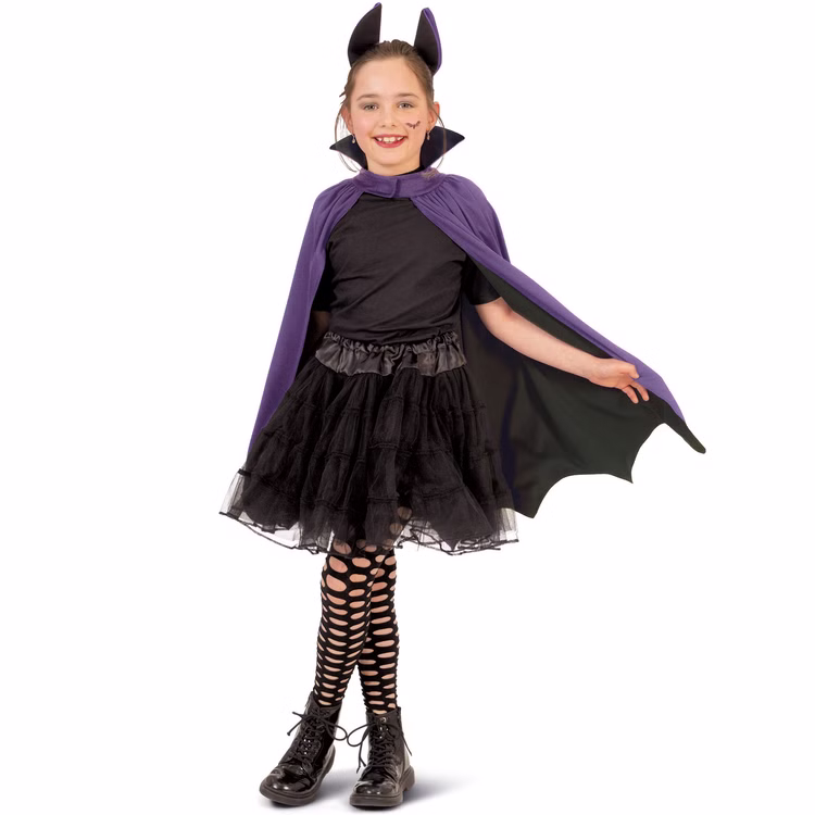 Fledermaus Kostüm Fipsy Umhang zweifarbig & Haarreif Halloween für Kinder Einheitsgröße Tier Tierkostü DIY-Kostüm Fasching Karneval Mottoparty Kindergeburtstag Halloween-Party Mädchen im Fledermaus Kostüm mit zweifarbigem Umhang zum Wenden und Fledermaus-Haarreif von Vorne. Das Kind streckt den linken Arm und den Fledermausflügel etwas zur Seite.