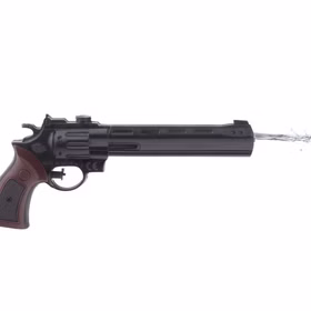 Wasserpistole im Revolver-Design schießt Wasserstrahl nach rechts, weißer Hintergrund.