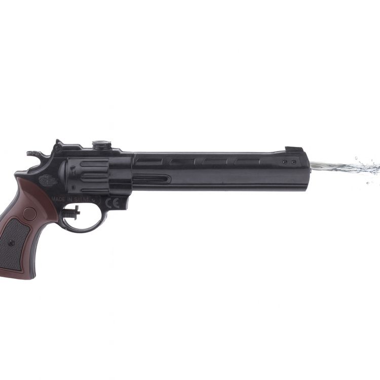 Schwarze Wasserpistole im Revolver-Look mit braunem Griff und blauer Wasserspritz-Grafik von der Seite