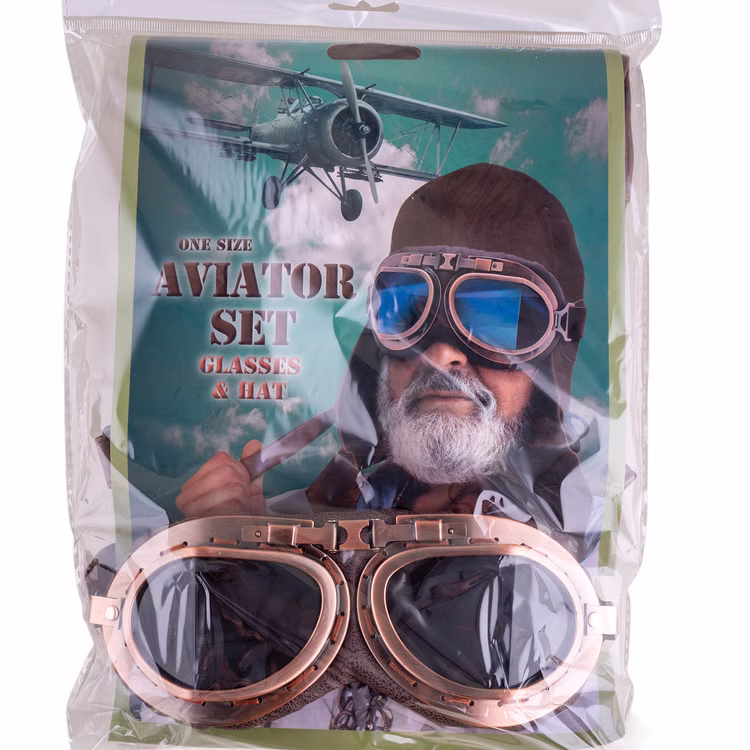 Aviator Set Retro Vintage Pilotenmütze mit Fliegerbrille für Erwachsene Kostüm-Zubehör Fasching Karneval Mottoparty Verpackung des Aviator Sets mit brauner Fliegerhaube und Brille, Abbildung eines Doppeldecker-Flugzeugs.
