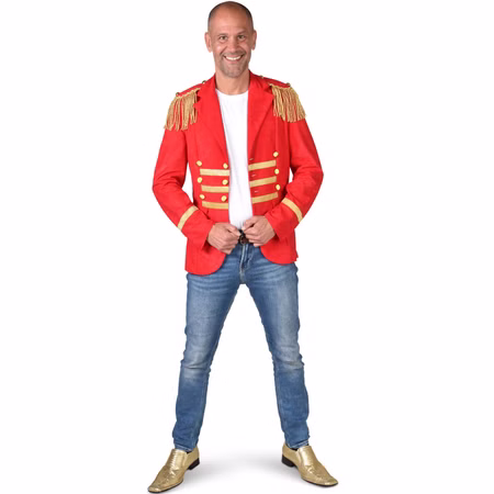 Zirkus Kostüm Rote Garde Jacke Gold Uniform für Herren Gr. M-XXL Rot Fasching Karneval Mottoparty Paar- und Gruppenkostüm Mann trägt rotes Zirkus Kostüm Sakko mit goldenen Fransen und Knöpfen, kombiniert mit Jeans und goldenen Schuhen von Vorne.