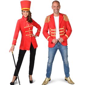 Mann trägt rotes Zirkus Kostüm Sakko mit goldenen Fransen und Knöpfen, kombiniert mit Jeans und goldenen Schuhen von Vorne.