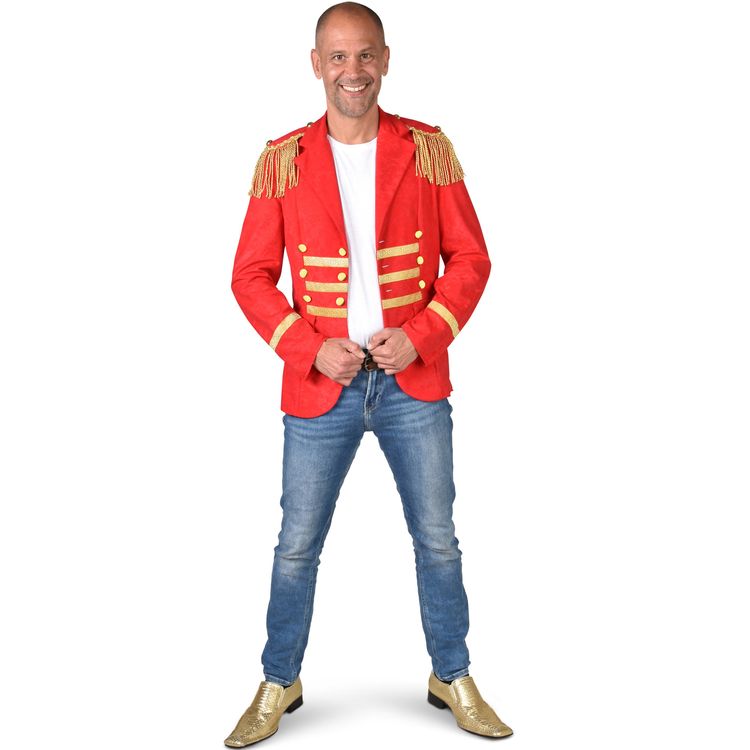 Mann trägt rotes Zirkus Kostüm Sakko mit goldenen Fransen und Knöpfen, kombiniert mit Jeans und goldenen Schuhen von Vorne.
