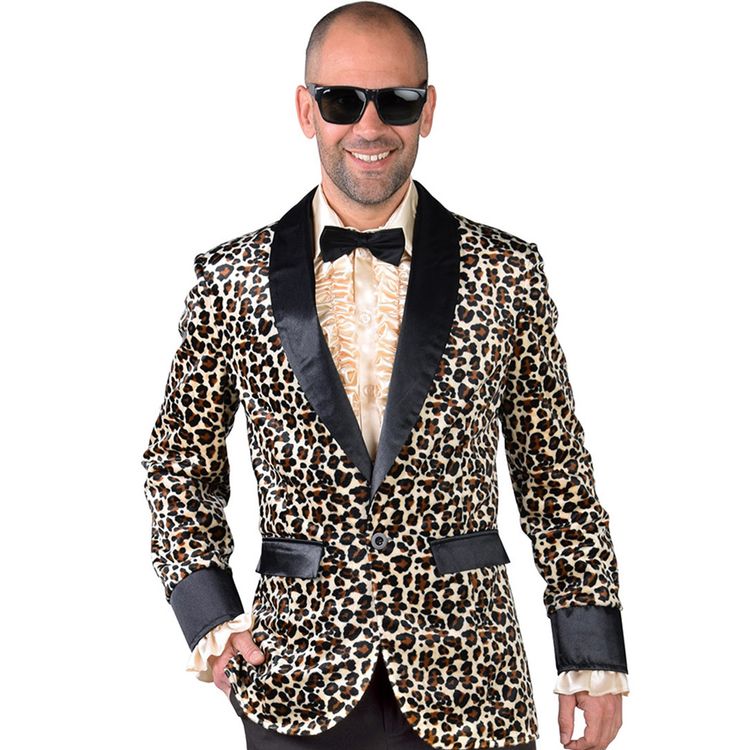 Mann im Jackett mit Leoparden-Muster, schwarzer Fliege, cremefarbenen Rüschenhemd und schwarzer Hose von Vorne